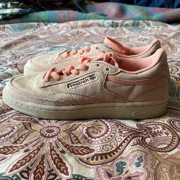 NWT suede Reebok sneakers - Picture 4 of 6